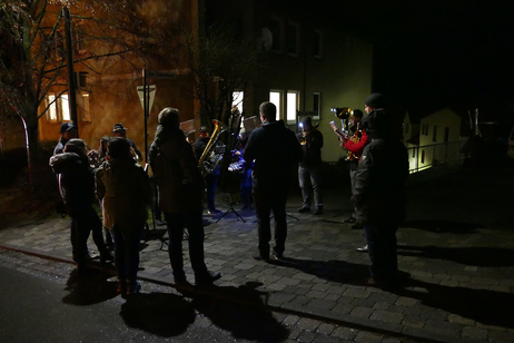 Die Naumburger Stadtkapelle spielt vor der Christmette weihnachtliche Lieder